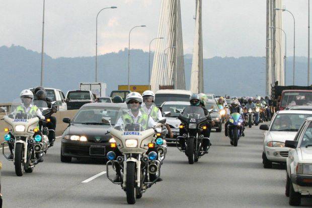 交警开路 (1) 交警开路 (1)